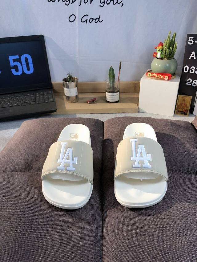 新款 Mlb拖鞋男女情侣款拖鞋 25年新款运动沙滩鞋复古老花满标一字拖休闲凉拖 黑色 3Alpcdm3350Bks鞋面材质很软很厚，上脚哇塞的舒服出去郊游，看电