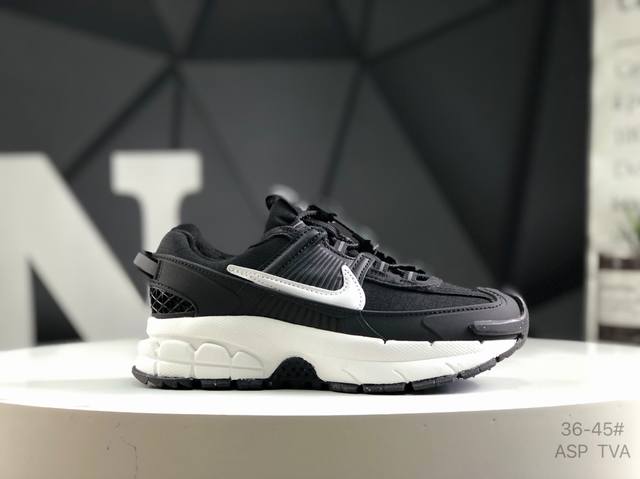 耐克 Nike Zoom Vomero Roam 马拉松复古跑五代休闲运动慢跑鞋 采用环保纤维革饰片组合网眼布鞋面材质 升级正确后跟Tpu加固 耐弯折热塑框架支