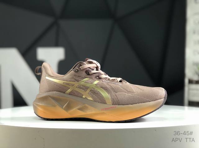 asics 亚瑟士 Novablast 5 Le 稳定跑鞋鞋面采用双层提花网面设计，提高包裹性和透气性，后跟搭载稳定系统科技T-Gel提升整体支撑力和结构感，减