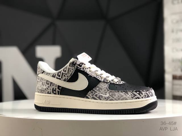 公司级带半码 耐克 Nike Air Force 1 ’07 空军一号低帮百搭休闲运动板鞋。柔软、弹性十足的缓震性能和出色的中底设计，横跨复古与现代的外型结合，