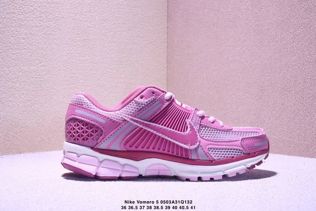 公司级耐克Nike Zoom Vomero 5 马拉松复古跑五代休闲运动慢跑鞋 采用环保纤维革饰片组合网眼布鞋面材质 升级正确后跟Tpu加固 耐弯折热塑框架支撑