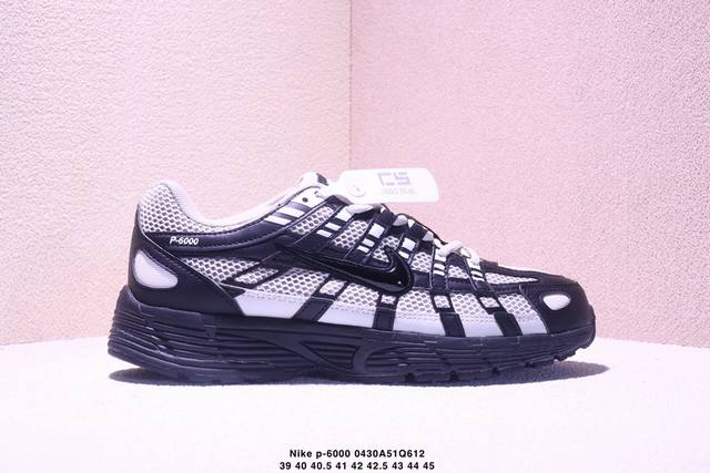 公司级耐克Nike P-6000 女子跑鞋内外侧都用了红色的钩子，采用透气材料，搭配匠心覆面，再现千禧年代的跑鞋风格，塑就大气外观。鞋款秉承 Nike Pega