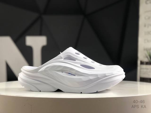 hoka One One夏奥拉Mule户外缓震 拖鞋 流线型融合极简美学，包头鞋面，对脚掌有更好的包裹性，也满足防碰撞的功能性。鞋面多处开孔的气流通道，有助于空