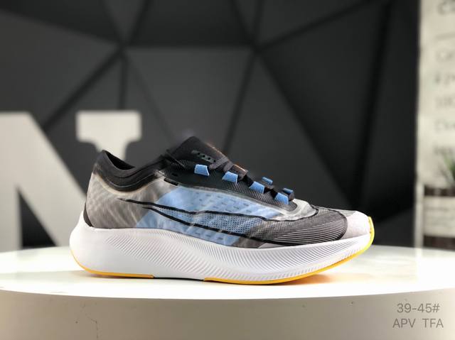 耐克 Nike Zoom Fly 3 马拉松运动缓震跑步鞋！ 保留经典马拉松鞋款造型双层材质鞋面飞线编织 网纱附面 兼顾包裹感以及透气性带来最佳的专业级跑鞋体验