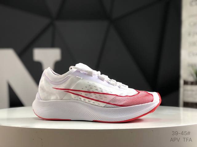 耐克 Nike Zoom Fly 3 马拉松运动缓震跑步鞋！ 保留经典马拉松鞋款造型双层材质鞋面飞线编织 网纱附面 兼顾包裹感以及透气性带来最佳的专业级跑鞋体验