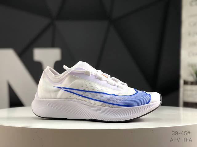 耐克 Nike Zoom Fly 3 马拉松运动缓震跑步鞋！ 保留经典马拉松鞋款造型双层材质鞋面飞线编织 网纱附面 兼顾包裹感以及透气性带来最佳的专业级跑鞋体验