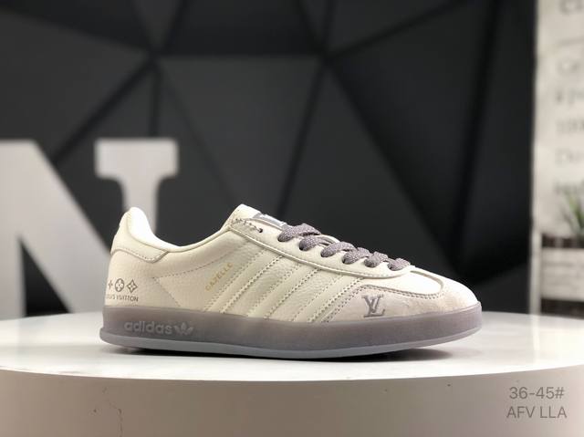 公司级带半码 阿迪达斯 Adidas Samba Og 经典鞋款 Adidas 近70年的经典Samba Og 修长的鞋楦,略微尖尖的鞋头,翻毛皮的鞋头拼接,这