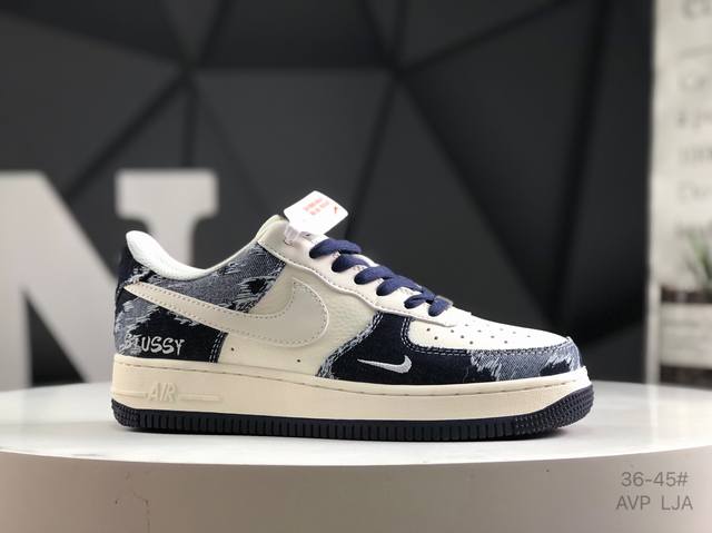 公司级带半码 耐克 Nike Air Force 1 ’07 空军一号低帮百搭休闲运动板鞋。柔软、弹性十足的缓震性能和出色的中底设计，横跨复古与现代的外型结合，