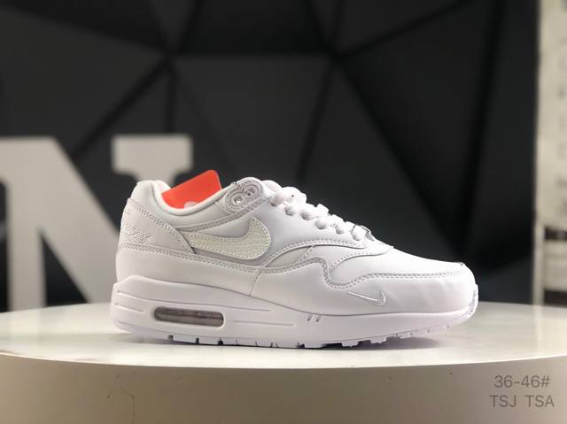耐克 Nike Air Max 1 耐克气垫 缓震 耐磨运动鞋 鞋身材质均选择皮革 织物 麂皮多种材质覆盖 保证质感的前提下 层次感也相当不错 带有开窗式 Ai