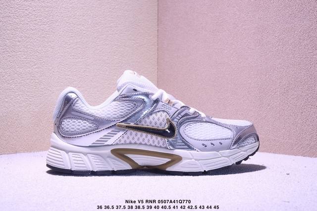 nike V5 Rnr 舒适百搭防滑耐磨 低帮跑步鞋 舒适有型适合日常穿着该鞋款延续千禧年经典设计搭载泡绵中底厚实而轻盈匠心细节巧搭立体耐克勾标志焕新演绎复古跑
