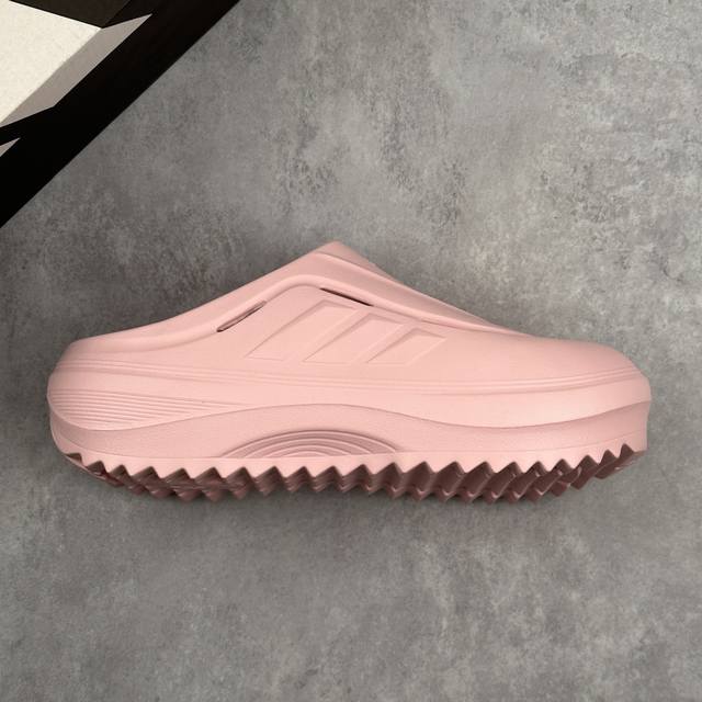本地 核心私 Adidas Ozwave Clog 舒适时尚防磨防滑包头洞洞鞋拖鞋 设计灵感来源于经典复古鞋型 两侧三道杠、鞋面流畅的线条，勾勒出富有未来感的廓
