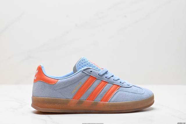 公司级Adidas Originals Gazelle Indoor 三叶草休闲防滑耐磨低帮板鞋 鞋头出色设计 塑就出众贴合感 稳固的后跟贴合足部曲线设计 软弹
