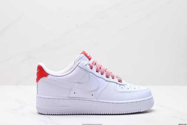 公司级耐克Nike Air Force 1“07 Lv8空军一号低帮百搭休闲运动板鞋。柔软、弹性十足的缓震性能和出色的中底设计，横跨复古与现代的外结合，造就出风