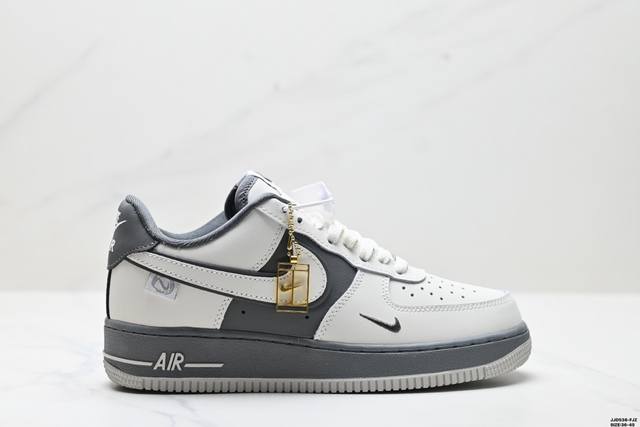 真标耐克Nike Air Force 1“07空军一号低帮百搭休闲运动板鞋。柔软、弹性十足的缓震性能和出色的中底设计，横跨复古与现代的外型结合，造就出风靡全球三