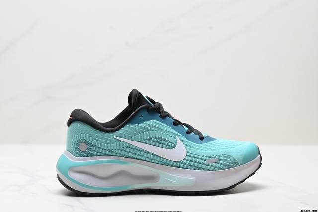 公司级Nike Journey Run 跑步鞋 使用了新型的缓震材料 脚感偏韧 后跟有加厚的海绵填充 鞋子前掌和后掌做了加宽设计 增加了跑步时的稳定性 织物加网