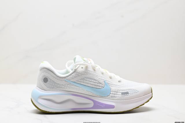公司级Nike Journey Run 跑步鞋 使用了新型的缓震材料 脚感偏韧 后跟有加厚的海绵填充 鞋子前掌和后掌做了加宽设计 增加了跑步时的稳定性 织物加网