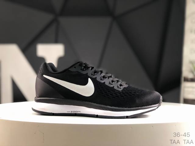 耐克 登月 Zoom Pegasus 34代跑鞋 鞋面以简约的黑色覆盖,搭配同色系的大底形成呼应,中底和侧边硕大的Swooshlogo点缀则以白色修饰,修长的鞋