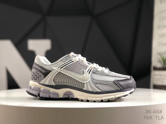 真标带半码 耐克 Nike Zoom Vomero Roam 5 Roam 复古跑五代休闲运动慢跑鞋 简洁设计 功能性强 防水防撕裂鞋面 鞋带也改成了束绳设计