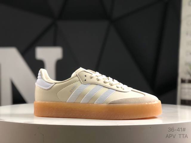 阿迪达斯 Adidas Originals Gazelle Indoor 复古三叶草防滑透明橡胶板鞋经典运动鞋。这款经典鞋,忠于原版设计,缀撞色三条纹和鞋跟饰片