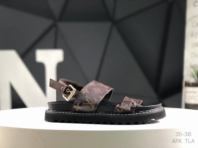 lv Louis Vuitton 女士 新款 凉鞋 平底凉鞋以精致拉菲草鞋面道出手工艺格调，搭配韧性鞋垫和轻盈微型外底，营造舒适惬意的穿着体验。魔术贴鞋带之一的