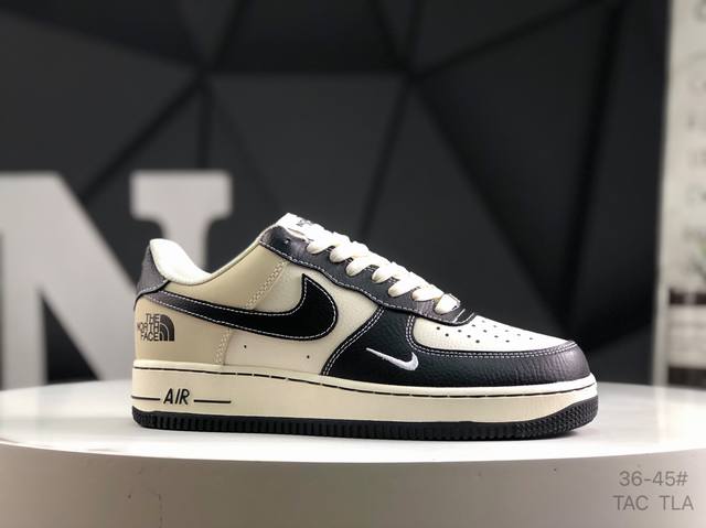 真标带半码耐克 Nike Air Force 1 ’07 空军一号低帮百搭休闲运动板鞋。柔软、弹性十足的缓震性能和出色的中底设计，横跨复古与现代的外型结合，造就