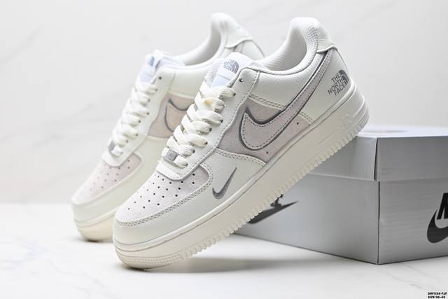 真标耐克Nike Air Force 1’07空军一号低帮百搭休闲运动板鞋。柔软、弹性十足的缓震性能和出色的中底设计，横跨复古与现代的外型结合，造就出风靡全球三