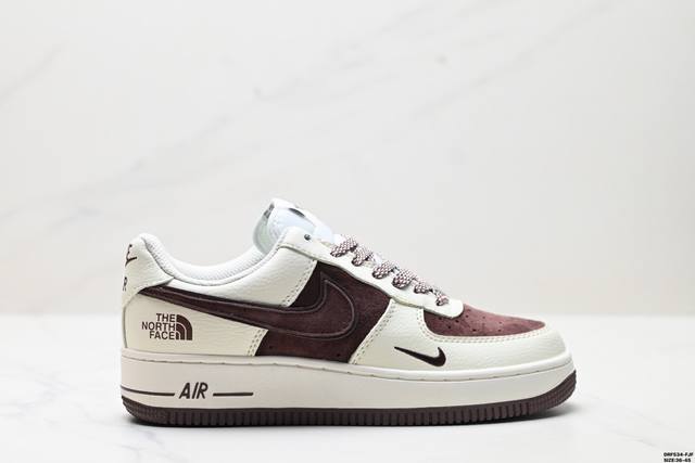 真标耐克Nike Air Force 1’07空军一号低帮百搭休闲运动板鞋。柔软、弹性十足的缓震性能和出色的中底设计，横跨复古与现代的外型结合，造就出风靡全球三