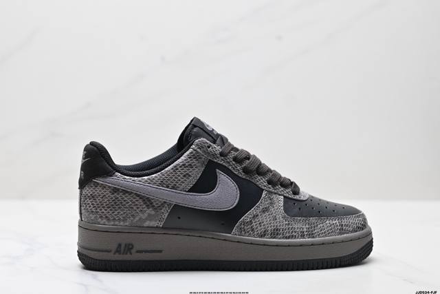 真标耐克Nike Air Force 1’07空军一号低帮百搭休闲运动板鞋。柔软、弹性十足的缓震性能和出色的中底设计，横跨复古与现代的外型结合，造就出风靡全球三