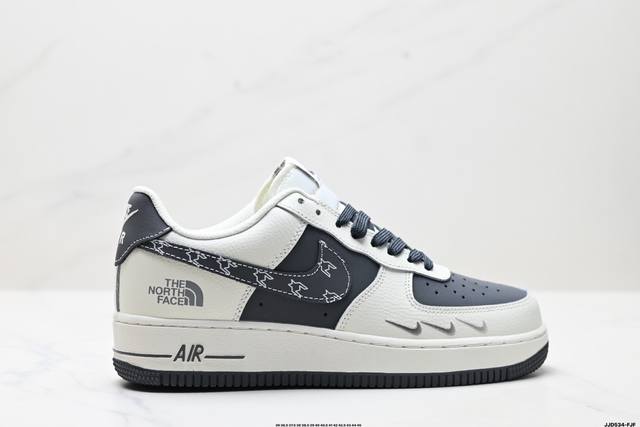 真标耐克Nike Air Force 1’07空军一号低帮百搭休闲运动板鞋。柔软、弹性十足的缓震性能和出色的中底设计，横跨复古与现代的外型结合，造就出风靡全球三