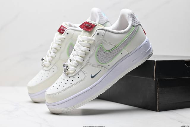 真标耐克Nike Air Force 1’07 Lx空军一号低帮百搭休闲运动板鞋。柔软、弹性十足的缓震性能和出色的中底设计，横跨复古与现代的外型结合，造就出风靡