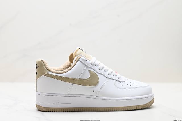 真标耐克Nike Air Force 1’07 Lx空军一号低帮百搭休闲运动板鞋。柔软、弹性十足的缓震性能和出色的中底设计，横跨复古与现代的外型结合，造就出风靡