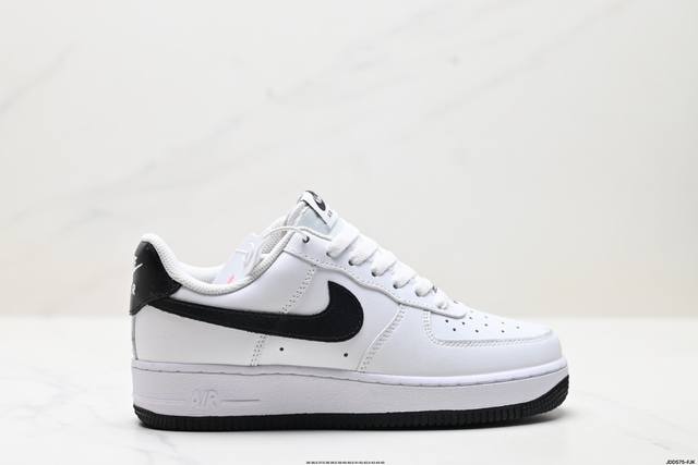真标耐克Nike Air Force 1’07 Lx空军一号低帮百搭休闲运动板鞋。柔软、弹性十足的缓震性能和出色的中底设计，横跨复古与现代的外型结合，造就出风靡