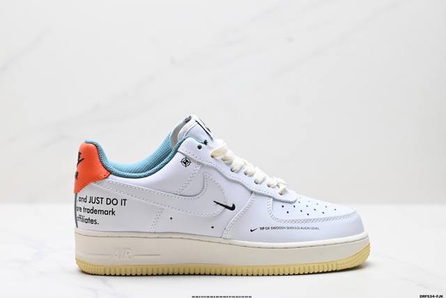 真标耐克Nike Air Force 1’07空军一号低帮百搭休闲运动板鞋。柔软、弹性十足的缓震性能和出色的中底设计，横跨复古与现代的外型结合，造就出风靡全球三