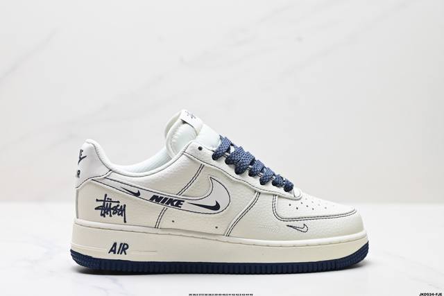 公司级耐克Nike Air Force 1“07 Lv8空军一号低帮百搭休闲运动板鞋。柔软、弹性十足的缓震性能和出色的中底设计，横跨复古与现代的外结合，造就出风
