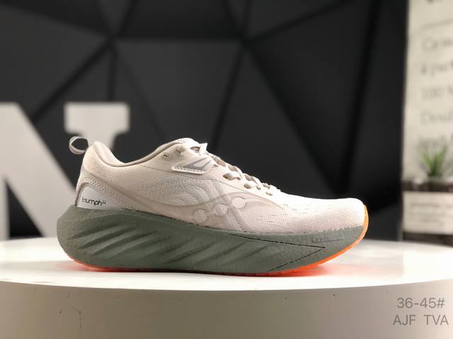 saucony 索康尼 Triumph 22系列 男女低帮缓震跑步鞋 索康尼推出的跑鞋是一款外观激进但脚感舒适的跑鞋 采用了全新的中底设计和鞋面工程 保留了软弹