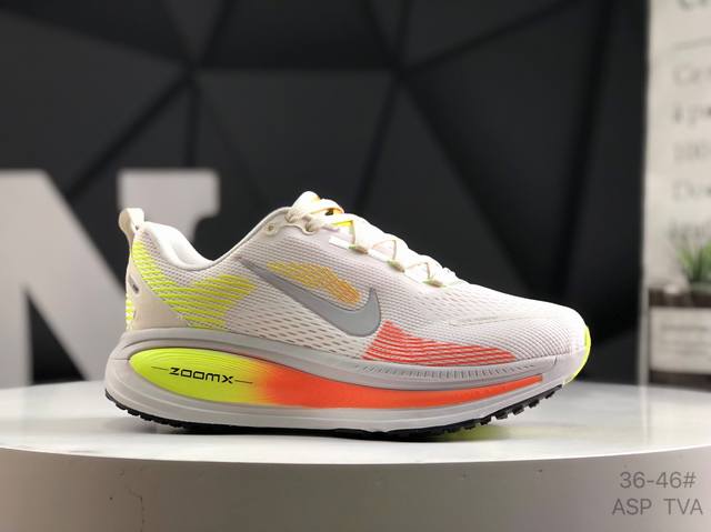 耐克 Nike Vomero 18 耐克 舒适减震防滑 低帮跑步鞋 全掌Reactx泡绵中底 前掌和后跟还配备了Air Zoom气垫单元 据说跑起来更快更舒适哦