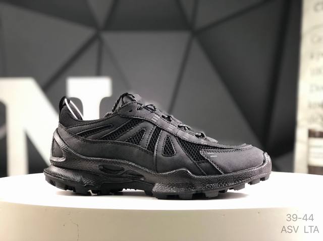 ecco爱步男鞋 年新款 街头轻巧系列 头层牛皮选料 质地柔韧富有弹性 触感柔软细腻 内里头层猪皮透气吸汗 独有精密缝制走线 针脚细密均匀 彰显时尚风范 内底高