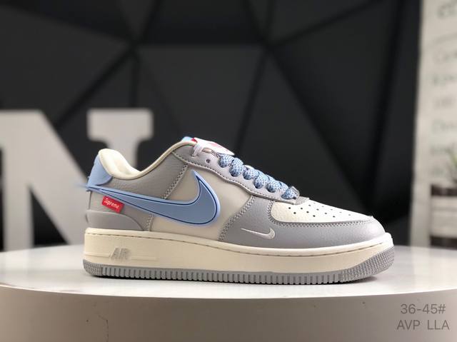 耐克 Nike Air Force 1“07空军一号低帮百搭休闲运动板鞋。柔软、弹性十足的缓震性能和出色的中底设计，横跨复古与现代的外型结合，造就出风靡全球三十