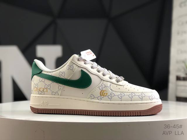 公司级带半码 耐克 Nike Air Force 1 ’07 空军一号低帮百搭休闲运动板鞋。柔软、弹性十足的缓震性能和出色的中底设计，横跨复古与现代的外型结合，