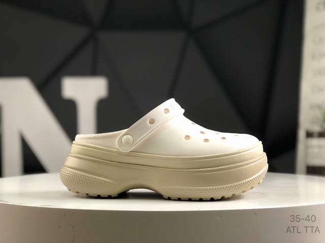 crocs 卡洛驰 拖鞋 这双Crocs可能是所有Crocs里最有时尚感的一双，相较于普通版Crocs，增加了一个越野外底，凹凸不规则的山脉纹理让整双鞋更像一双