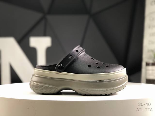 crocs 卡洛驰 拖鞋 这双Crocs可能是所有Crocs里最有时尚感的一双，相较于普通版Crocs，增加了一个越野外底，凹凸不规则的山脉纹理让整双鞋更像一双