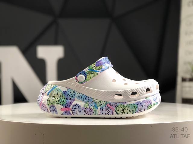 crocs 卡洛驰 拖鞋 这双Crocs可能是所有Crocs里最有时尚感的一双，相较于普通版Crocs，增加了一个越野外底，凹凸不规则的山脉纹理让整双鞋更像一双