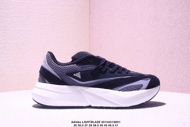 公司级Adidas Lightblaze 舒适防滑 新款阿迪达斯低帮跑步鞋 极致轻盈的Lightweight Upper设计 带来近乎裸足的舒适体验 中底采用尖