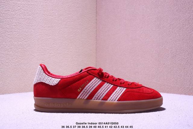 阿迪达斯 Adidas Originals Gazelle Indoor复古三叶草防滑透明橡胶板鞋经典运动鞋。这款经典鞋,忠于原版设计,缀撞色三条纹和鞋跟饰片。