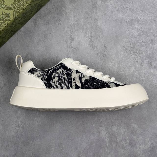 本地 核心私 Gucci 古驰今年最新款男鞋 全品相 顶级进口材料 极为亲肤舒适 摸上去非常的细腻 版型上很正 进口牛皮+真皮内里+几何构图案 奢华生动 图案透