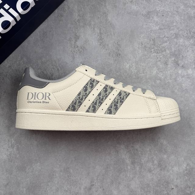 本地 核心私 Adidas Originals Gazelle Indoor X Dior 白灰 联名定制 低帮休闲运动板鞋 采用全新头层拼接皮革材质 后跟采用