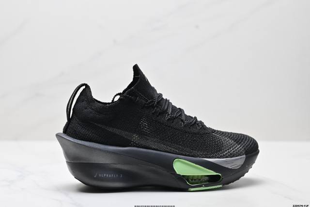 公司级新品发布 Nike Air Zoom Alphafly Next%整体采用前作的设计语言，并且对后者的细节进行升级，马拉松和长距离路跑的性能极限设计而生。