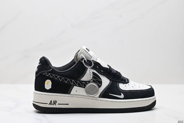 公司级耐克Nike Air Force 1“07空军一号低帮百搭休闲运动板鞋。柔软、弹性十足的缓震性能和出色的中底设计，横跨复古与现代的外型结合，造就出风靡全球