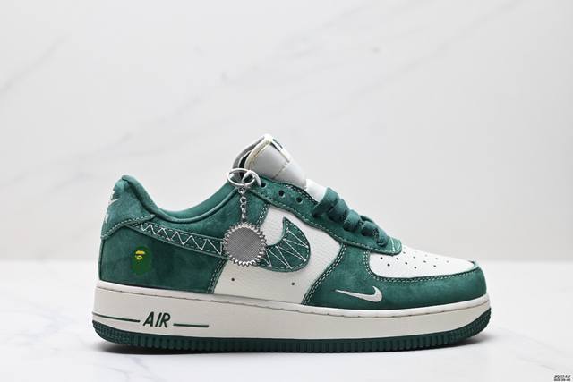 公司级耐克Nike Air Force 1“07空军一号低帮百搭休闲运动板鞋。柔软、弹性十足的缓震性能和出色的中底设计，横跨复古与现代的外型结合，造就出风靡全球
