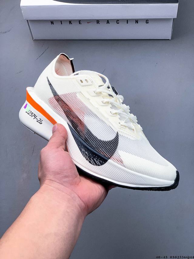 公司级！Nike耐克Vaporfly 4 新款男子公路竞速专业跑步鞋 Nike Vaporfly 4 作为该系列最轻男女公路竞速跑步鞋，简约利落，助力你轻松征服